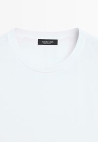Weißes T-Shirt mit Rundhalsausschnitt und einem schwarzen Etikett im Kragen mit der Aufschrift "Massimo Dutti Made in Portugal."