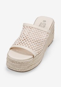 Sandalia de cuña beige con parte superior de textil trenzado y correa de cuero suave. Presenta una suela gruesa de yute trenzado. Diseño de punta abierta. Talla 36.
