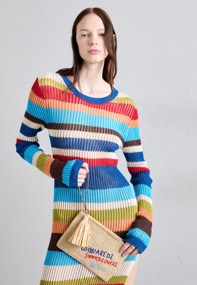 Gestreiftes, mehrfarbiges Pulloverkleid mit langen Ärmeln in Blau, Rot, Grün und Braun; kombiniert mit einer Strohtasche mit bunter Stickerei.