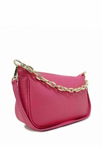 Borsa a tracolla in pelle rosa con catena dorata, superficie texturizzata e design elegante e compatto con bordi arrotondati.