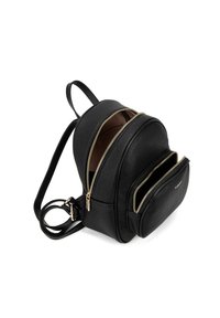 Zwarte leren rugzak met een gestructureerd oppervlak, twee ritscompartimenten en hardware in goudkleur. Inclusief verstelbare schouderbanden.