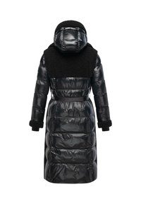 Cappotto imbottito nero con finitura lucida, parte superiore in fleece nero a contrasto, cappuccio, maniche lunghe e vita con cintura. Dettagli testurizzati e decorati.
