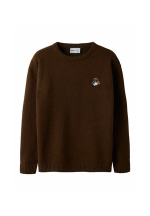 Pull en maille marron foncé à manches longues avec poignets et ourlet côtelés, orné d'une petite tête de chien brodée portant un chapeau rayé sur la poitrine gauche.