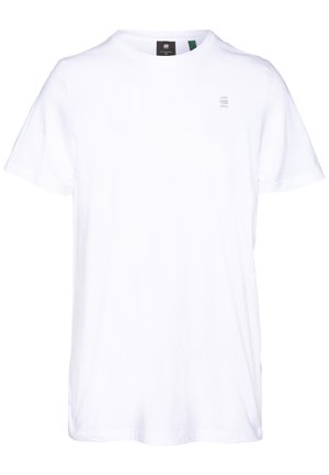 Schlichtes weißes T-Shirt mit kurzen Ärmeln und Rundhalsausschnitt, mit kleinem grauem Logo auf der linken Brust und einem schwarz-grünen Etikett im Kragen.