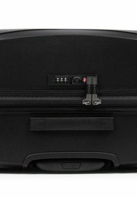 Černý tvrzený kufr s texturovaným povrchem. Obsahuje kombinovaný zámek, zipy a boční rukojeť pro snadné uchopení.