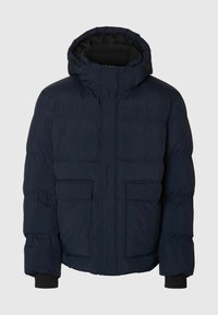 Mornarska puffer jakna s kapuljačom, koja nudi izolirani dizajn, dva prednja džepa, rebraste manšete i teksturiranu površinu.