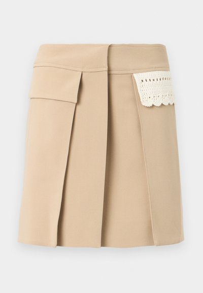 Beige knelangt skjørt med frontplissert, sidelomme med klaff og liten hvit hekledetalj på høyre side.