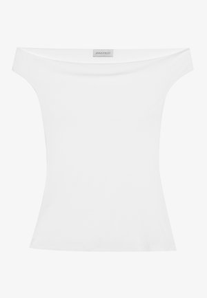 Haut blanc décolleté en tissu lisse, silhouette ajustée et encolure ronde. L'étiquette en haut au centre indique "ANNA FIELD."