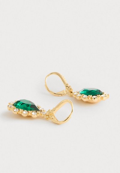 Orecchini in oro a chiusura a leva con gemme verdi a forma di goccia, ciascuna circondata da piccole cristalli trasparenti, su uno sfondo bianco semplice.
