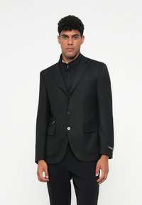 Svart skräddarsydd kavaj med hög krage, enkel knappstängning, sidofickor och eleganta designdetaljer. Passar för formella tillfällen.