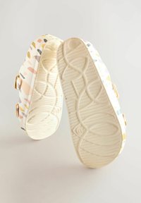 Next REGULAR FIT - DOUBLE BUCKLE - Natikači - white terrazzo printed