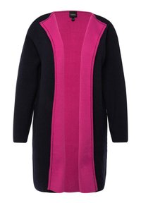 Öppen fram cardigan gjord av stickad tyg, med mörkblå och livfullt rosa färger samt kontrastsömmar längs kanterna. Långa ärmar.