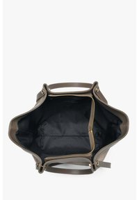 Bruine leren handtas met ritssluiting en zwarte binnenkant. Voorzien van twee stevige handgrepen en een binnenzak voor organisatie.