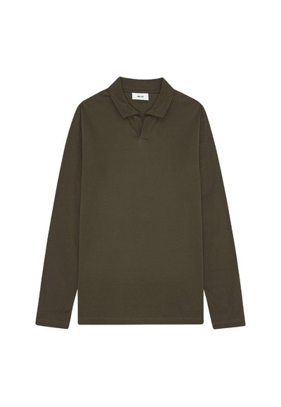 Langærmet polo shirt i olivengrøn, med en foldet krave og en knappet stolpe, vist mod en ensfarvet baggrund.