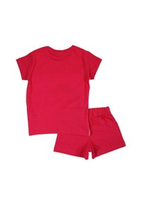 T-shirt rouge à manches courtes et short assorti à taille élastique, posés à plat, montrant le dos de l'ensemble de vêtements.