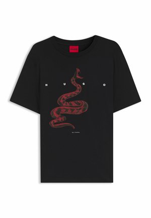 T-shirt noir à manches courtes avec un graphique de serpent rouge et noir et des lettres blanches "HUGO" espacées autour du serpent sur le devant.