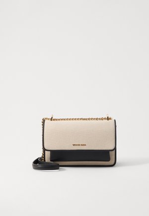 Sac bandoulière beige et noir avec une lanière chaîne dorée et un détail plié noir sur le rabat avant, posé sur un fond blanc.