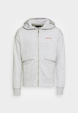 Grijze zip-up hoodie met een frontale rits, twee zijzakken en "NIGHT ADDICT" geborduurd in het rood. Zachte stof en een ontspannen pasvorm.