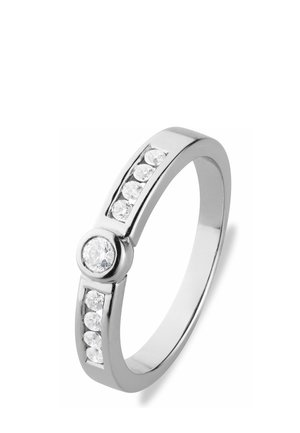 Silberner Bandring mit einem zentralen runden Diamanten und sechs kleineren Diamanten, die in zwei Reihen auf jeder Seite des Rings gesetzt sind.