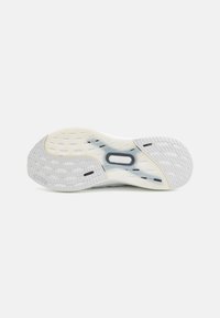Suela de zapato con una base de goma blanca, patrones texturizados, secciones transparentes y acentos en negro, diseñada para proporcionar tracción y durabilidad.