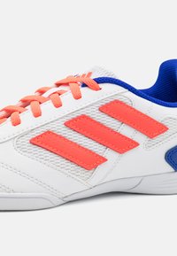 adidas Performance SUPER SALA 2 UNISEX - Botines de fútbol sala - footwear white/solar red/lucid blue
