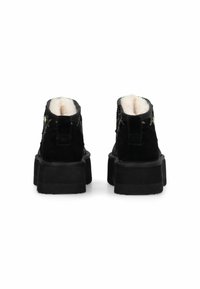 Stivaletti neri realizzati in morbido suede, con un interior plush e una robusta suola in gomma nera, caratterizzati da motivi cuciti sui lati.