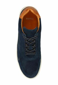 Donkerblauwe suède sneakers met tan leren accenten, ronde neus, witte rubberen zool en zwarte veters over een gepolsterde tong. "MANFIELD" gedrukt aan de binnenkant.