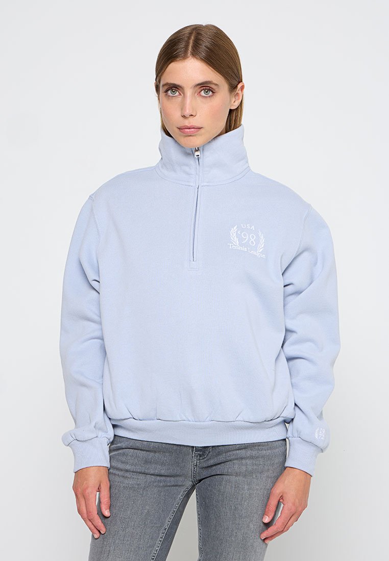Helles blaues Fleece-Sweatshirt mit hohem Kragen, halbem Reißverschluss und gesticktem Logo auf der Brust. Gerippte Ärmelbündchen und Saum.