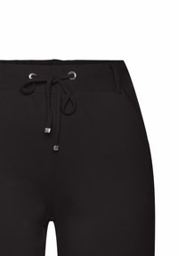 Zwarte sportieve broek met een verstelbare tailleband, zilveren oogjes en vierkante metalen uiteinden. Glad stof met een rekbare textuur, geen zichtbare patronen.