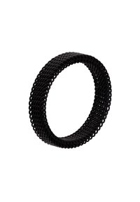Svart fleksibel armbånd laget av sammenflettet leddlignende materiale. Har en glatt tekstur og sirkelrund form uten synlige festeanordninger.