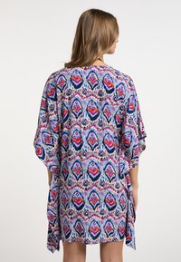 Višebojni kimono-stil pokrivač s živopisnim uzorkom u plavoj, crvenoj i ružičastoj boji, širokim rukavima i opuštenim krojem.