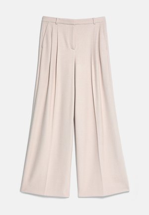 Weit geschnittene beige Hose mit vorderen Falten, Seitentaschen und Gürtelschlaufen, flach auf hellem Hintergrund präsentiert.