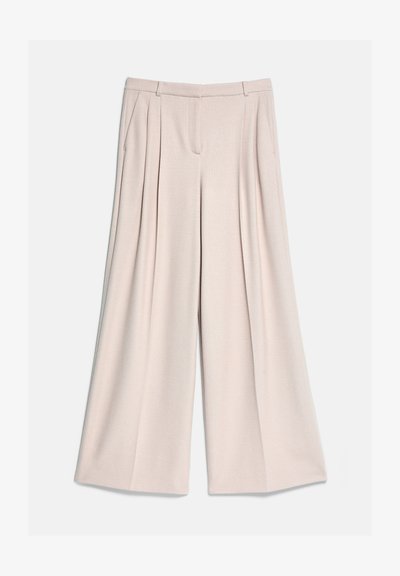 Pantalon beige à jambes larges avec plis à l'avant, poches latérales et passants de ceinture, présenté à plat sur un fond clair.
