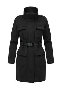 Cappotto nero in misto lana con colletto alto, due tasche sul petto, tasche laterali e una cintura con dettaglio fibbia per la chiusura.