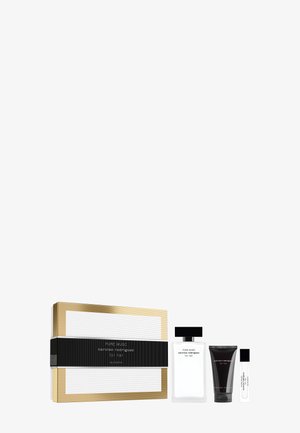 Set de regalo con perfume Narciso Rodriguez Pure Musc para ella, tubo de loción corporal, spray de viaje y caja blanca con borde dorado y cinta negra.