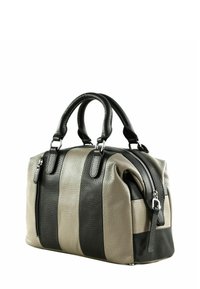 Sac à main en cuir avec des rayures horizontales noires et grises, poignées arrondies, fermeture éclair argentée et surface texturée. Forme compacte avec des accents en métal.