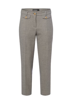 Pantalones grises ajustados, confeccionados con una tela texturada, con un frente plano, botones en tono dorado y dos bolsillos frontales.