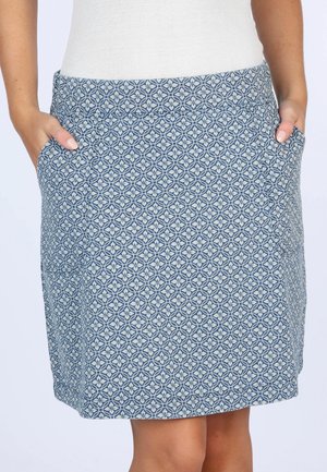 Gemusterter blauer und weißer Rock mit glatter Textur, ausgestattet mit einem breiten Taillenbund und seitlichen Taschen. Geometrisches Design über den gesamten Stoff.