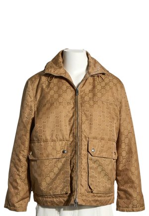 Braune Zip-Up-Jacke mit durchgehendem wiederholtem Monogramm-Muster und vorderen Klappentaschen mit Knöpfen, präsentiert auf einem weißen Schaufenster-Torso.