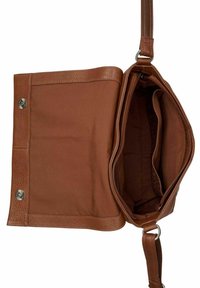 Bruine leren tas met een textuur aan de buitenkant, een magnetische drukknoopsluiting en een open interieur met één ritsvak en twee insteekvakjes.