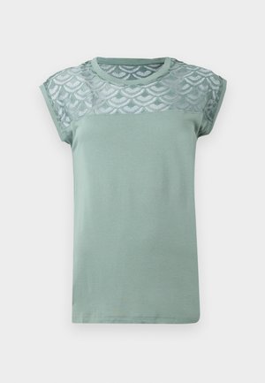 Mintgrünes T-Shirt mit kurzen Kap sleeves, das einen gewellten Spitzenüberzug an den Schultern hat. Weicher Stoff, runder Halsauschnitt und gerader Saum.