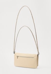 Beige læder skuldertaske med sølv lynlås lomme og sølv kædestrop mod hvid baggrund.