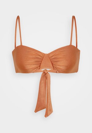 Oransje metallisk bikinitopp med tynne justerbare stropper, samlet stoffdesign og en frontknute-detajl som skaper en strukturert form.