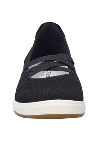 Scarpa sportiva nera con tomaia in maglia strutturata, design con fascia elastica, suola intermedia bianca e suola in gomma. Stile minimalista, senza decorazioni.