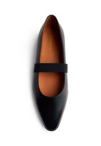 Ballerine in pelle nera con punta affilata e una fascia elastica sulla parte superiore del piede. Fodera interna color tan. Texture liscia.