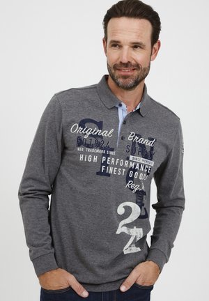 Polo shirt grigia a maniche lunghe con colletto blu, caratterizzata da grafiche bianche e marine, inclusi testo e numeri, e polsini a coste.