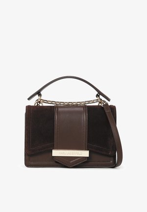 Bolso de piel de cabra y ante marrón con un diseño estructurado. Cuenta con una placa de metal dorado, un asa superior y una correa de hombro removible.