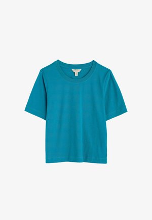 Camiseta de manga corta en un vibrante tono azul verdoso, hecha de una tela suave, con un cuello redondo clásico y un corte relajado. Sin patrones ni acentos visibles.