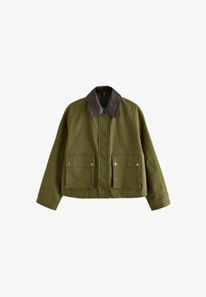 Olíva zöld dzseki barna bőrkollárral, két elülső zsebbel, cipzáras záródással és laza szabással. Sima textúra.