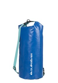 Sininen vedenpitävä olkalaukku, jossa on sylinterimäinen muoto, säädettävä vaaleansininen hihna ja rullattava suljenta. Sisältää Quiksilver-brändin.